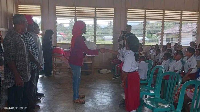 Penyerahan Donasi dari Pemuda Manusela dan Komunitas Bailo Literasi kepada adik-adik Sekolah Dasar YPPK Manusela.