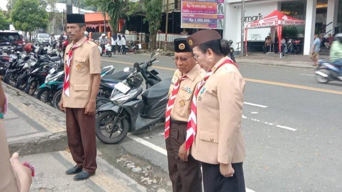 Penyambutan Ketua Kwarcab, A. G. Latuheru bersama kepala sekolah SMA Kristen YPKPM Ambon, E. Laturiuw di depan Gerbang Sekolah pada Senin (30/9/2024)