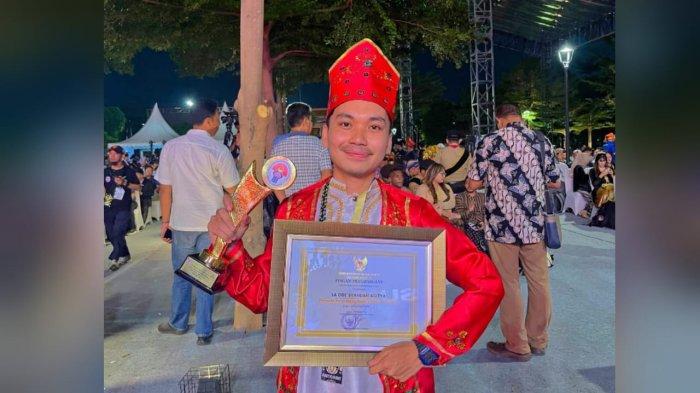 La Ode Syahdan Aditya, atau Adit, pemuda asal Kabupaten Seram Bagian Barat, Provinsi Maluku dinobatkan sebagai Pemuda Berprestasi di bidang kepemimpinan oleh Kemenpora