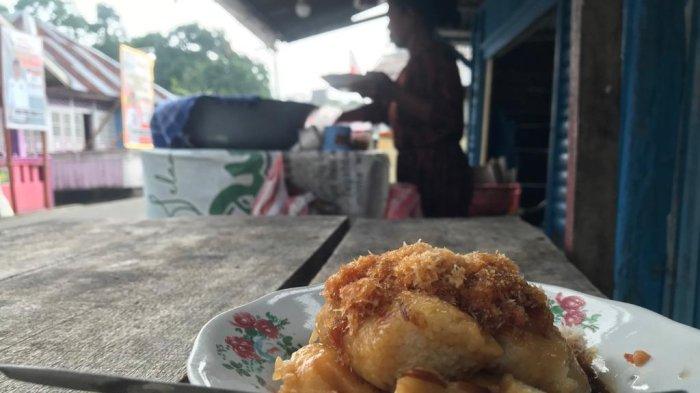 Lopis yang telah dicampuri kelapa parut dan gula merah kental tampil di warung Nene Ita.