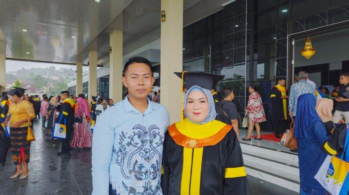 Lulusan Fakultas Ilmu Perpustakaan Pokjar Kabupaten Buru, Hayatun diberi sureprise ulang tahun oleh Direktur Universitas Terbuka Ambon, Yuli Tirtariandi EI Anshori, Sabtu (31/8/2024).
