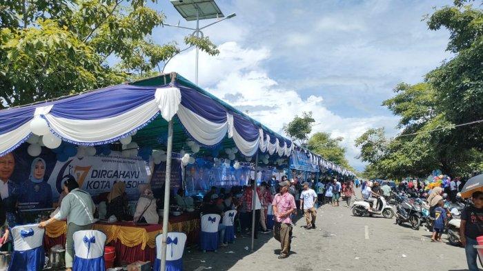 Berjejer panjang stand makan patita Momentum HUT Kota Masohi ke 67 tahun di Kompleks Pasar Binaiaya Masohi, Senin (4/11/2024).