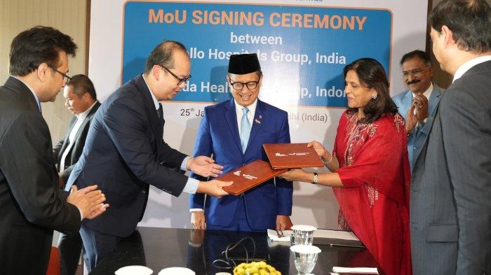 Chief Operating Officer Mayapada Healthcare, Navin Sonthalia (Paling kiri) | Chairman & Group CEO of Mayapada Healthcare Group, Jonathan Tahir (Dua dari kiri) | Menteri Kesehatan Republik Indonesia, Budi Gunadi Sadikin (tiga dari kiri) | Joint Managing Director Apollo Hospitals, Dr. Sangita Reddy (Dua dari kanan)
