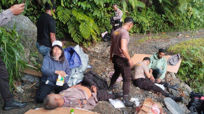 Satu unit mobil pengangkut logistik Pilkada terbalik di Jalan Nipa, Desa Persiapan Waegarahi, Desa Waereman, Kecamatan Fenaleisela, Kabupaten Buru, Senin (25/11/2024).