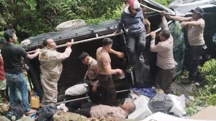 Mobil pengangkut logistik Pilkada saat terbalik di Buru, Maluku, Senin (25/11/2024).