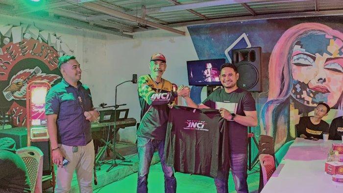 Om Jeff saat menyerahkan baju kepada Om Ary sebagai tanda pengangkatan dari member prospek ke member besar.