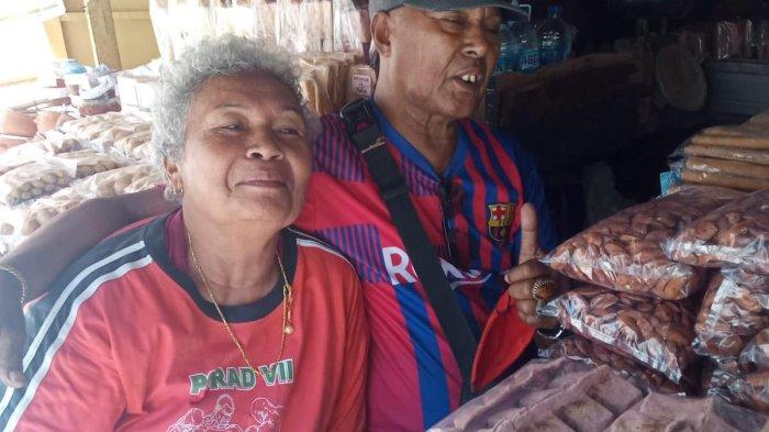 Oma Emi dengan suaminya Opa Barca saat menunggui lapak, Sabtu (27/7/2024)