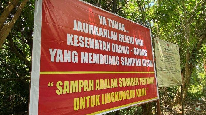 DOA LARANGAN - Otoritas Negeri Suli, Kecamatan Salahutu, Maluku Tengah, memajang spanduk doa larangan membuang sampah di ruas jalan poros utama Kota Ambon - Maluku Tengah, Rabu (2/4/2025).