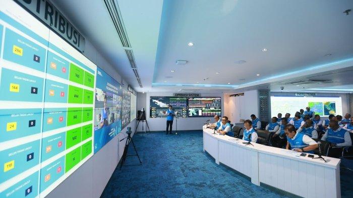 PLN -- Direktur Utama PLN, Darmawan Prasodjo melakukan pemantauan dan monitoring digital secara end-to-end pada Senin, (24/03) dalam rangka memastikan kelistrikan dalam kondisi aman. PLN telah menetapkan masa siaga kelistrikan yang dimulai sejak 17 Maret (H-14 Lebaran) hingga 11 April 2025 (H+7 Lebaran).