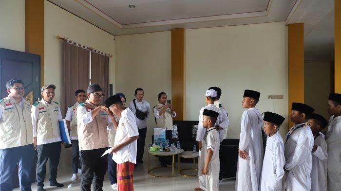 PLN Unit Induk Wilayah Maluku dan Maluku Utara (UIW MMU) melalui Yayasan Baitul Maal (YBM) UP3 Tual beri santunan kepada ana-anak Pondok Pesantren Istana Yatim Ulfa Mutia.