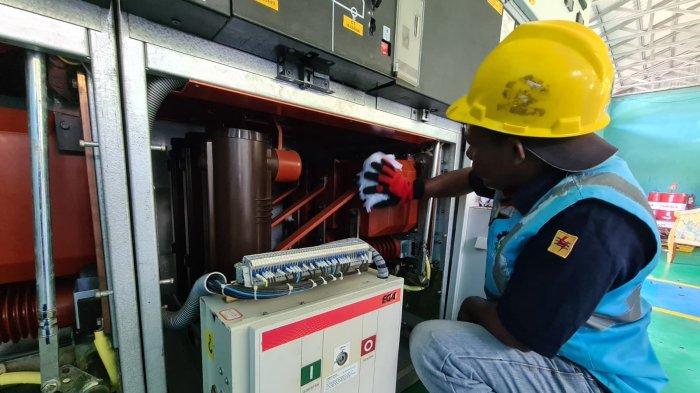 PLN – Petugas PLN UP3 Sofifi sementara melakukan pemeliharaan kubikel dan kabel XLPE dukung keandalan sistem di PLTD Wasileo, Kamis (6/2/2025). PLTD Wasileo ini beroperasi 24 jam.