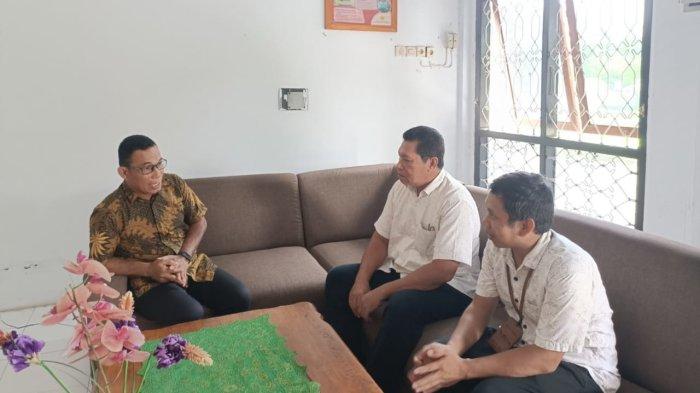 PLN -- Unit Pelaksana Pelayanan Pelanggan (UP3) Sofifi berkunjung ke Kantor Dinas Pendidikan dan Kebudayaan dan Dinas Pangan Provinsi Maluku Utara, Senin (3/2/2025). Pertemuan tersebut untuk memetakan potensi kebutuhan listrik andal pada dapur-dapur persiapan paket makanan bagi siswa-siswi dalam Program Makanan Bergizi Gratis (MBG).