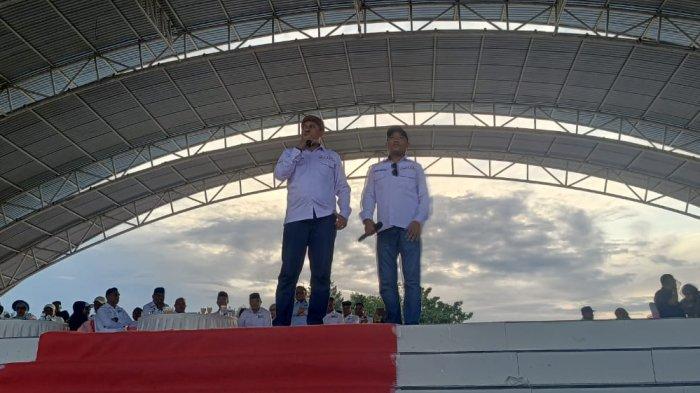 Pasangan calon Bupati - Wakil Bupati, Amustofa Besan dan Hamsah Buton saat memberikan sambutan di acara deklarasi kampanye damai di Alun-alun Kota Namlea, Kabupaten Buru, Maluku, Selasa (24/9/2024).