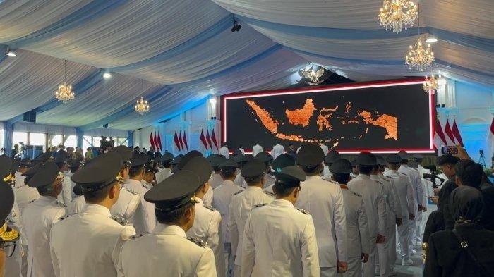 PELANTIKAN DI BAWAH TENDA - Presiden Prabowo Subianto telah resmi melantik 961 kepala daerah hasil Pilkada Serentak 2024 di Istana Kepresidenan Jakarta, Kamis (20/2/2025). Pelantikan dilakukan dalam satu rangkaian prosesi.