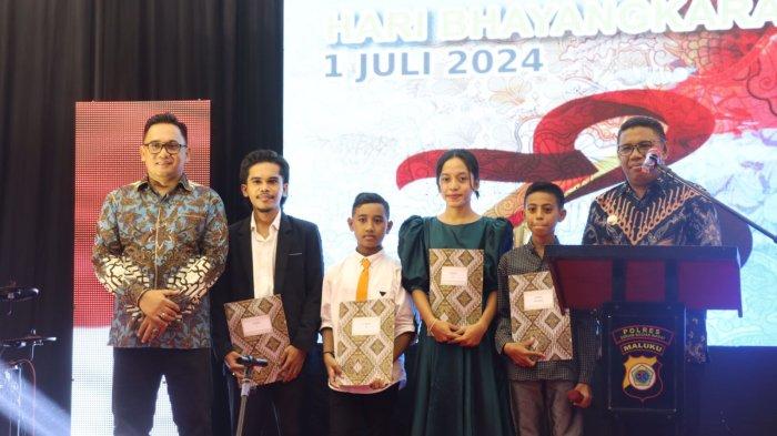 Pemenang lomba karaoke di HUT Bhayangkara oleh Polres SBB