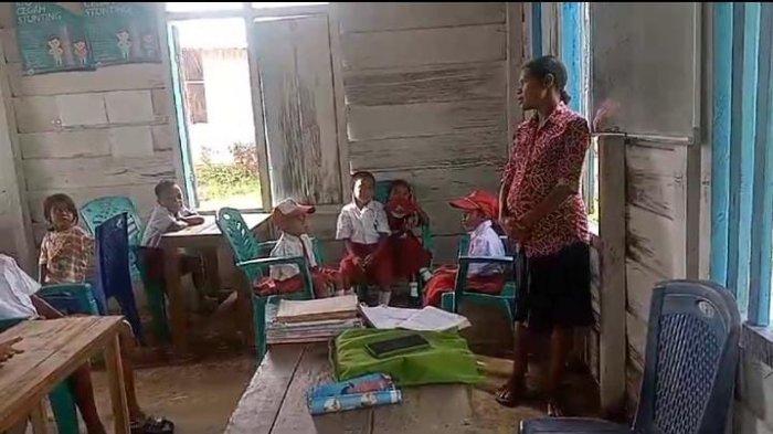 POTRET PENDIDIKAN - Potret pendidikan anak-anak Desa Hatuolo Kecamatan Seram Utara saat mengikuti pembelajaran di rumah warga, gambar diterima, Kamis (10/4/2025)