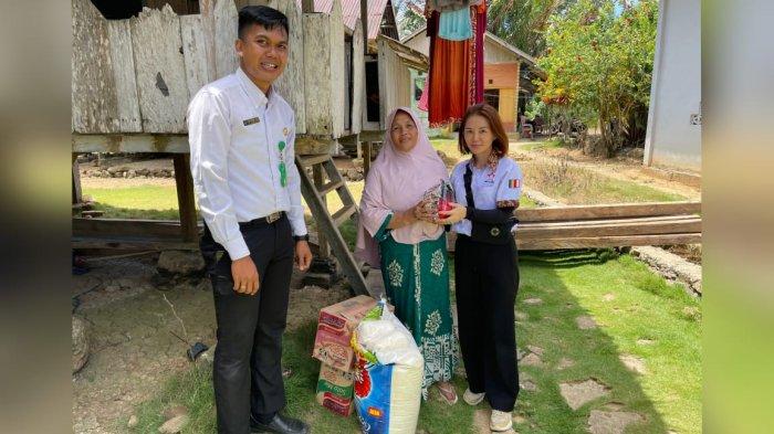 Ketua Permabudhi Maluku, Tjoa Tinnie Pinontoan bersama rombongan menyerahkan bantuan kepada warga dusun Waibot yang diterima oleh Kepala Dusun, Ahmad Saulatu, Selasa (20/2/2024).