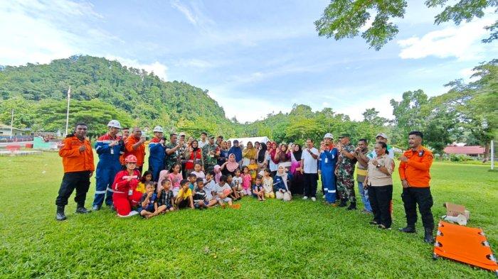 Foto bersama Pertamina bersama warga Wayame usai simulasi darurat, Jumat (13/12/2024).