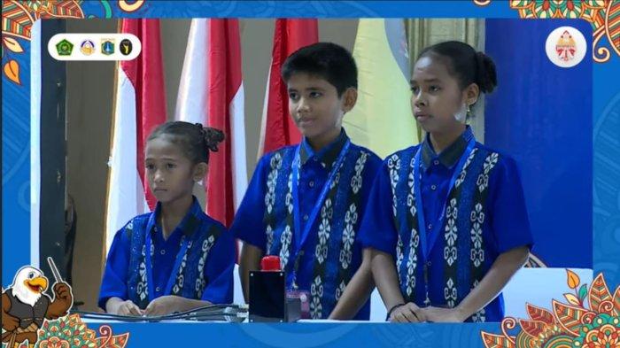 Rizky Ambrosius Betaubun (tengah) bersama Lodawina Theresia Refwalu (9) dan Maria Baha (11) saat berhasil menjawab pertanyaan Juri dalam lomba Cerdas Cermat Rohani Anak Pesparani Katolik Nasional III, Selasa (31/10/2023)