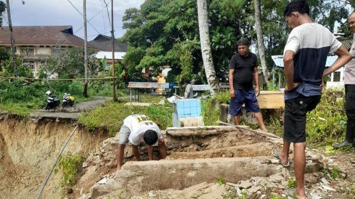 Proses pemindahan makam sebelum longsor membawa beberapa makam, pada Jumat (7/6/2024). Sumber : keluarga pemilik makam, Erwin Pattikayhatu.