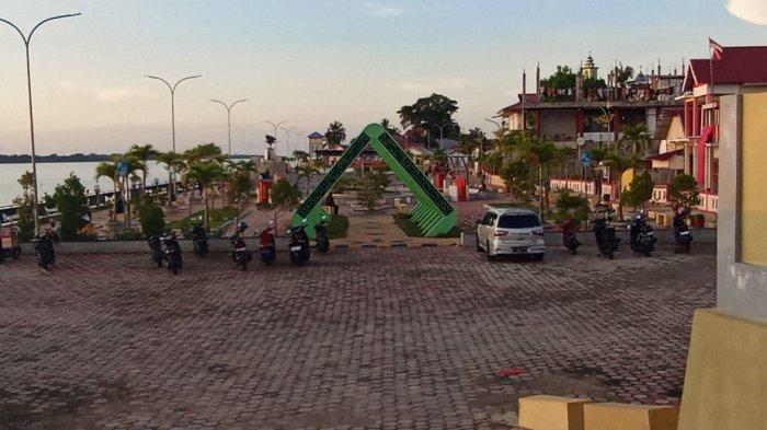 Pantai Kiom Kota Tual pada saat matahari terbenam, Rabu (20/11/2024)
