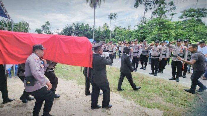 Pemakaman Polisi- Polres Maluku Tengah menggelar upacara pemakaman jenazah Aipda Anumerta Husni Abdullah di TPU Kampung Jawa, Desa Wahai, Kabupaten Maluku Tengah (Malteng), Jumat (4/4/2025).