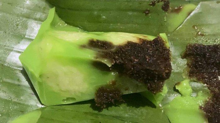 Nasi Pulut Siram Mama Biba di Tulehu, Kecamatan Salahutu, Maluku Tengah