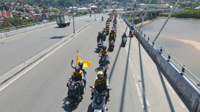 Ratusan bikers saat melewati Jembatan Merah Putih, Ambon, Sabtu (23/12/2023).
