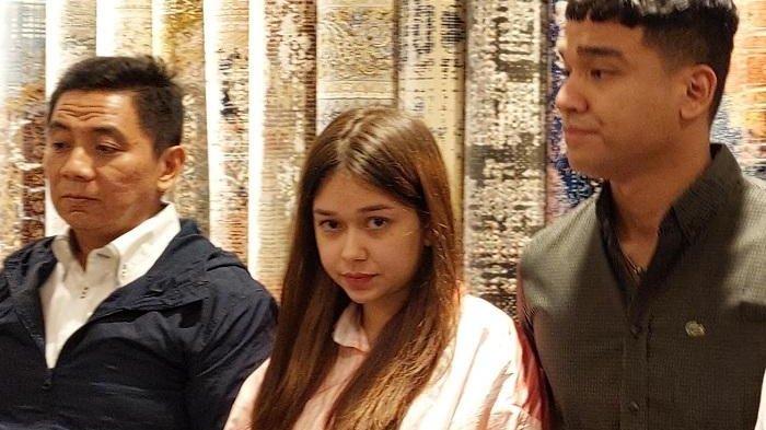 Rebecca Klopper didampingi Fadly Faisal sang kekasih dan kuasa hukumnya Sandy Arifin di kawasan Panglima Polim Jakarta Selatan, Selasa (6/6/2023).