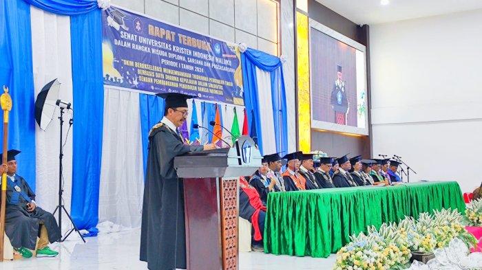 Rektor UKIM, Dr. Henky H. Hetharia saat membacakan sambutan dan laporan akademik Rapat Senat Terbuka dalam rangka Wisuda Diploma, Sarjana dan Pascasarjana Periode I Tahun 2024.