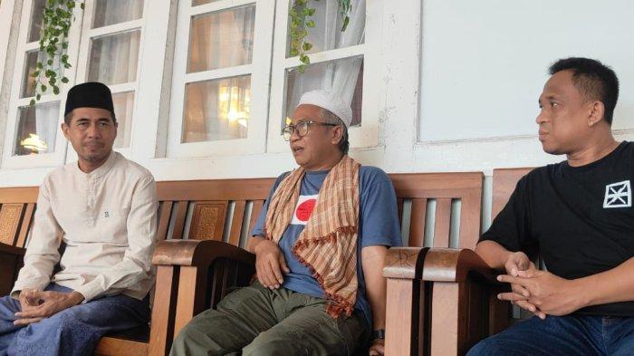 RUMAH RAJA - Duduk bersama Upu Latu Salhana Pelu, GM Region IV TribunNetwork (Tengah), ManagerBisnis TribunAmbon.com Rahman (Paling Kiri), Kamis (30/1/2025).