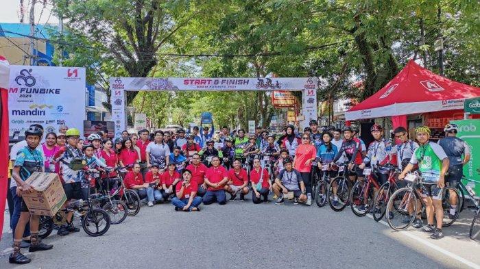 Para peserta berfoto bersama usai menerima hadiah doorprize SBAM Fun Bike 2024