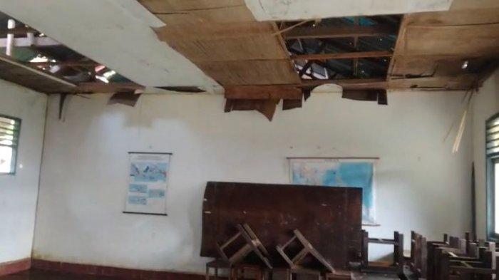 Kondisi salah satu ruangan SD Negeri 6 Wakate, Kabupaten Seram Begian Timur (SBT) rusak parah, Kamis (26/12/2024).