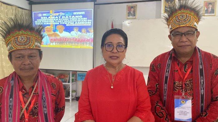 Kepala Sekolah SMA Kristen YPKPM Ambon, E. Laturiuw dan SMA Kristen Yayasan Anu Beta Tubat (YABT) Manokwari saat kegiatan studi tiru, Kamis (14/11/2024).