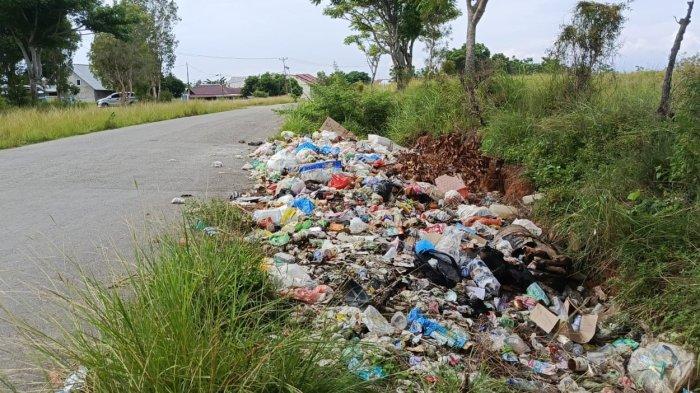 Sampah menumpuk di Jl Bhayangkara dekat Kantor Polres Buru, Kamis (04/04/2024)
