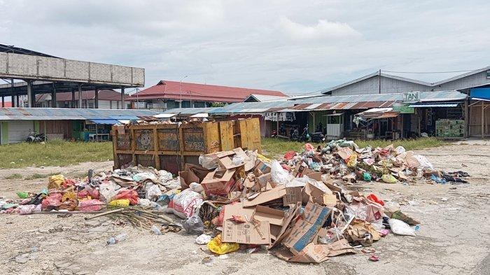 TUMPUKAN SAMPAH - Sebulan tak diangkut DLH pedagang mulai mengeluhkan tumpukan sampah di sudut jalan keluar Pasar Langgur, Malra, Rabu (12/2/2025)