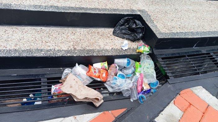 Sampah yang mulai berceceran di kawasan Landmark Kota Langgur, Malra, Jumat (16/2/2024).