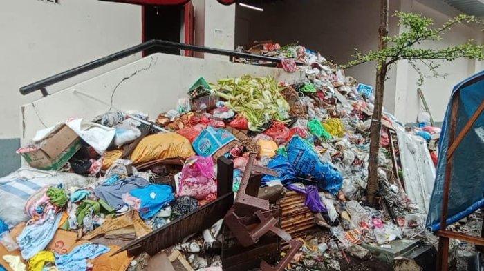 SAMPAH - Bebagai jenis sampah menumpuk hingga sekitar lima meter di belakang gedung pasar Mardika, Desa Batu Merah, Kecamatan Sirimau, Kota Ambon, Sabtu (1/2/2025). Disperindag Maluku sebelumnya berjanji bakal membersihkan kawasan tersebut, namun jelang awal bulan ini, janji itu tak kunjung datang.