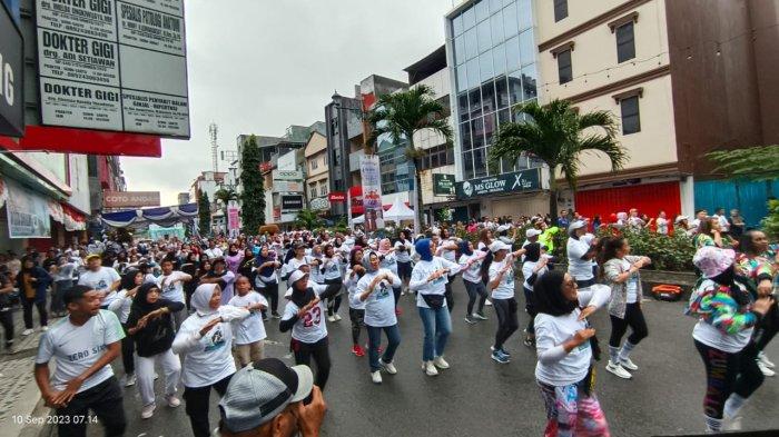 Ratusan warga ikuti senam yang digelar PLN UIW Maluku dalam rangka perayaan Hari Pelanggan Nasioal 2023 di Jl. Ay. Patty, Minggu (10/9/2023).