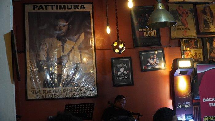 Pajangan pada salah satu sudut ruang Kafe Sibu-Sibu