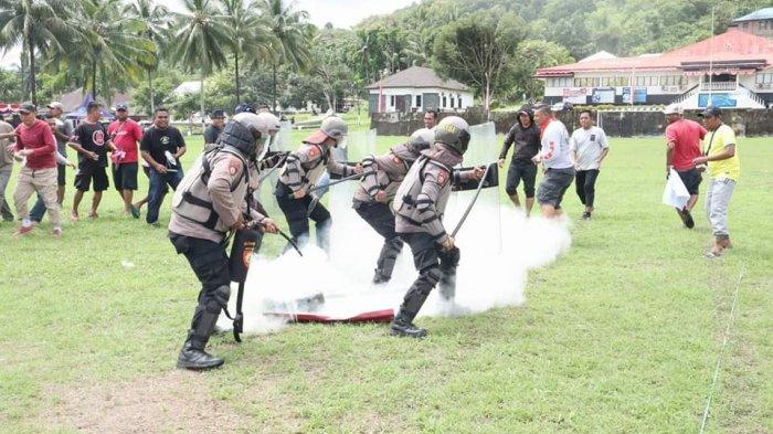 Personel Polres Maluku Tengah saat Peragaan penanganan aksi unjuk rasa saat Pilkada di Masohi, Kamis (22/8/2024).