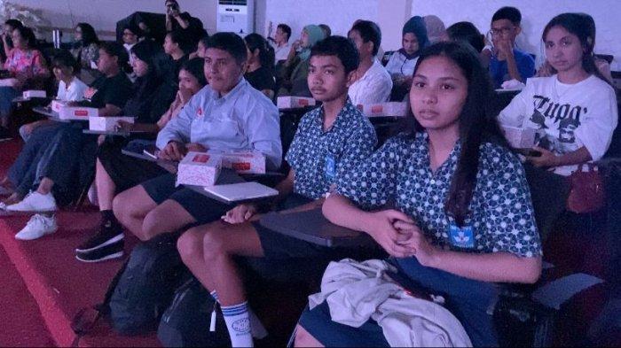 Siswa sekolah saat menonton film dokumenter “Mentawai: Soul of the Forest”, Rabu (24/10/2024).