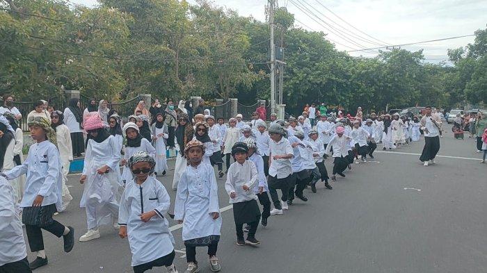 Sambut Bulan Suci Ramadhan ratusan siswa-siswi MTS dan MI di Masohi dan Amahai ramikan Tari Samrah Massal di depan Kantor Kemenag Maluku Tengah, Jumat (8/3/2024).