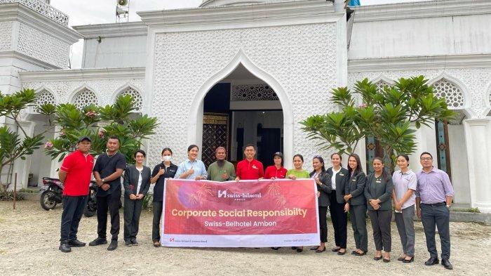 BERKAH RAMADAN -- Swiss-Belhotel Ambon mengadakan kegiatan sosial dengan membagikan ratusan paket takjil kepada masyarakat Kota Ambon, di depan Masjid Darul Hasanah, yang terletak di Jalan Y. Syaranamual, Desa Poka, Kecamatan Teluk Ambon.