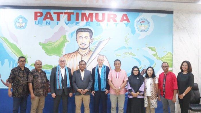 Rektor Universitas Pattimura Prof. Dr. Fredy Leiwakabessy, M.Pd beserta pimpinan Universitas, didampingi oleh Ketua International Office beserta Staf, serta Ketua Jurusan Bahasa dan Sastra, menerima kunjungan Prof. Dr. Phil Steffen Kersten dan Prof. Dr. Thomas Koehler dari Technische Universitat Dresden (TU Dresden) di ruang kerja rektor pada, Kamis 18 April 2024.