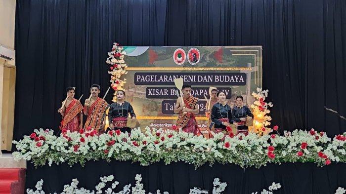 Tarian Lour atau Tarian Pantai dipentaskan dalam Pagelaran Seni dan Budaya Kisar Bakudapa IV di Kota Ambon