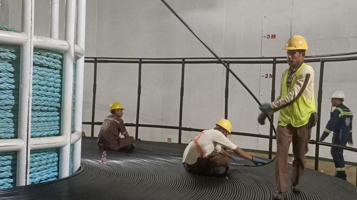 TELKOM -- Persiapan pemberangkatan kapal perbaikan dari Makassar menuju lokasi gangguan di perairan Namlea, pada Selasa (11/3). PT Telkom Indonesia (Persero) Tbk (Telkom) terus mengupayakan percepatan pemulihan layanan pasca gangguan pada Sistem Komunikasi Kabel Laut (SKKL) Sulawesi - Maluku – Papua Cable System (SMPCS) yang berjarak 27,7 km dari Namlea.