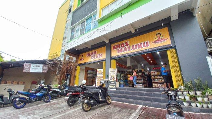 Oleh-oleh khas Maluku dapat ditemui di The Ambon Manise Shop, Jl. Cendrawasih No 63 A - Soya Kecil, Kelurahan Rijali, Ambon.