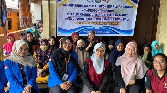 Tim PKM Bima FK Unpatti bersama dengan Ibu Rumah Tangga Non-Produktif di Air Salobar, Kecamatan Nusaniwe, Kota Ambon usai pelatihan pembuatan produk diversifikasi Ikan Tatihu yang difortifikasi dengan daging Buah Pala