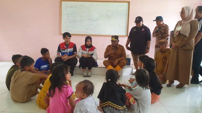 Pertamina Patra Niaga Regional Papua Maluku melalui Aviation Fuel Terminal (AFT) Babullah dan Fuel Terminal (FT) Ternate bersama PJ Gubernur Maluku Utara menggelar pendampingan trauma healing kepada anak-anak pengungsi korban bencana banjir bandang Kelurahan Rua, Kota Ternate di Posko SMK 4 Pelayaran, (26/08).
